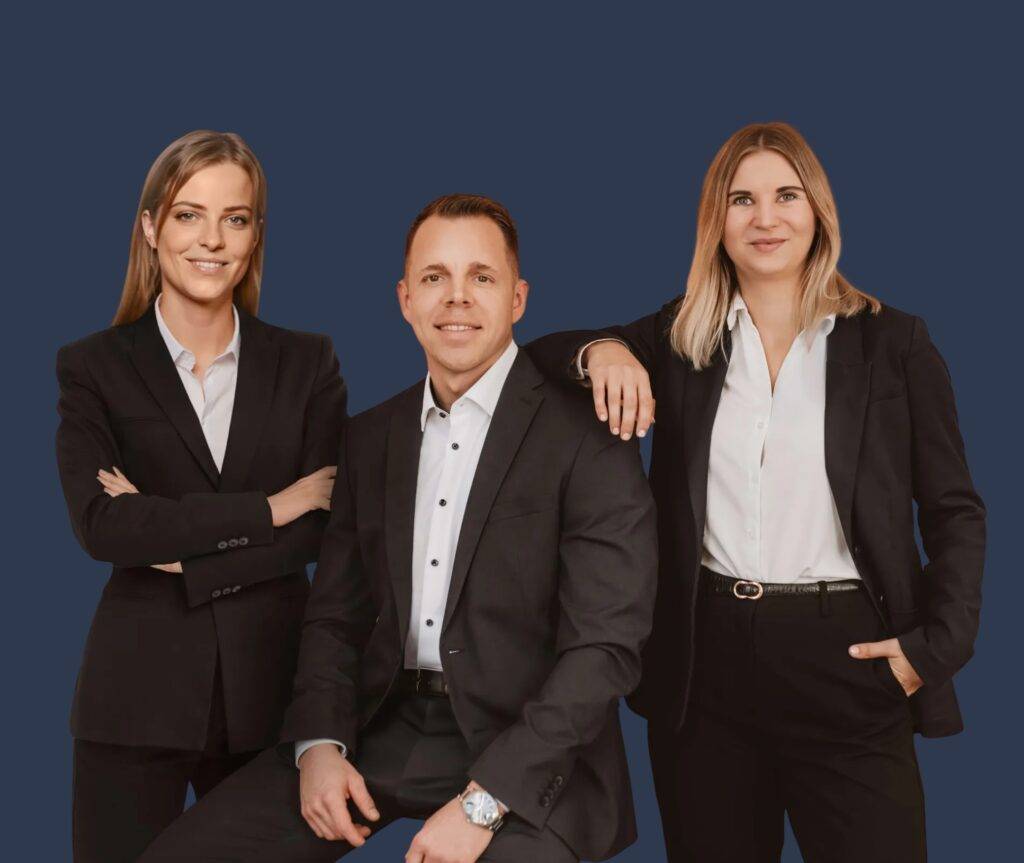 Teamfoto Immobilien Zell vor marinefarbenden Hintergrund